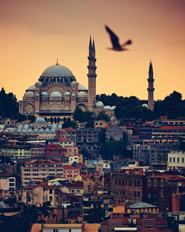 Восточный колорит, турецкая ночь, атмосфера уличных рынков…