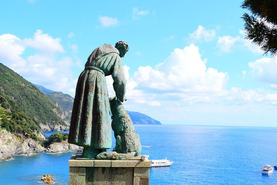 Монтероссо-Аль-Маре статуя Нептуна. Фото итальянских святых.